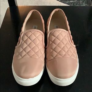 STEVE MADDEN SLIP ON SNEAKERS